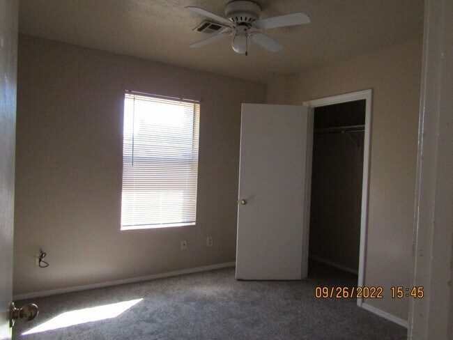 Building Photo - Very nice home located in the Rolling Hill...