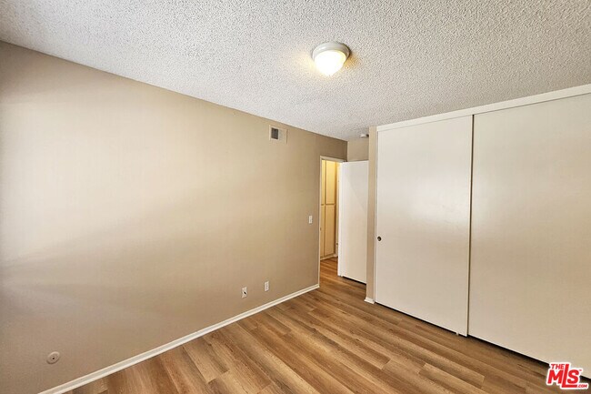 Building Photo - 5800 Owensmouth Ave