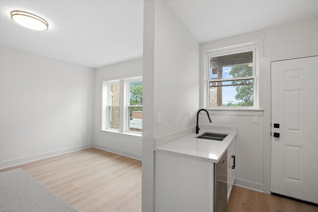 Building Photo - 3035 W Rosemont Ave
