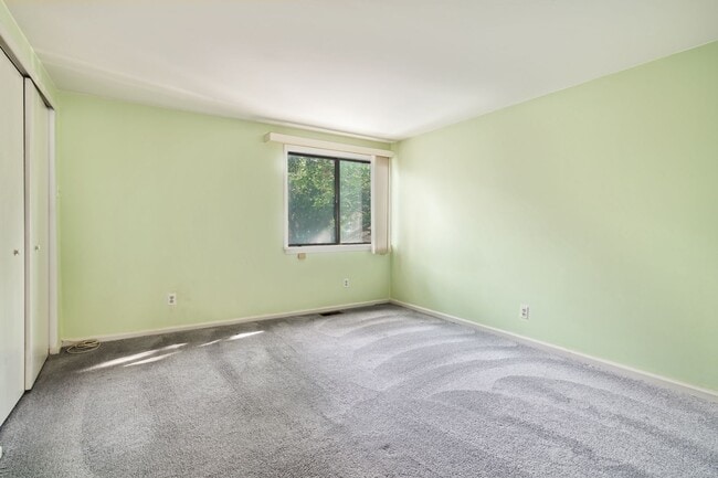 Building Photo - Beautiful Bella Vista Three Bedroom Townhome with Parking