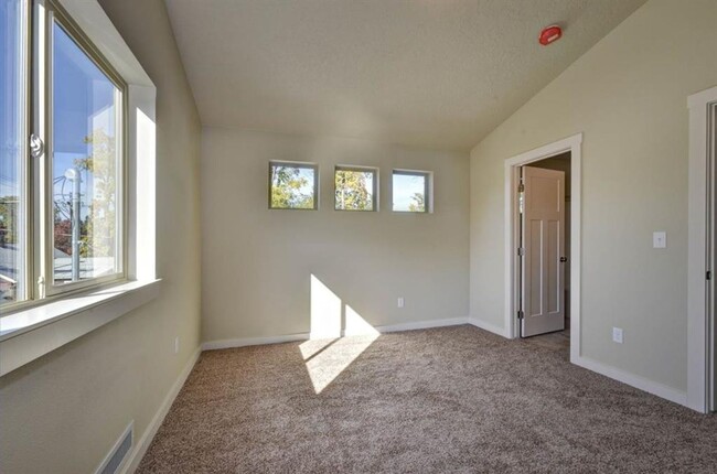 Building Photo - Newer Town home close to everything!