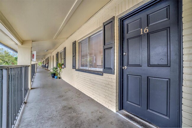 Building Photo - 2 N Fernwood Ave