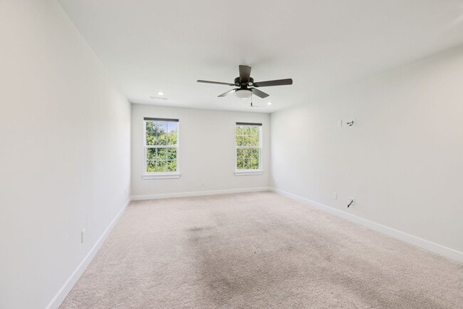 Building Photo - 5BR/3.5BA home offers stylish and function...