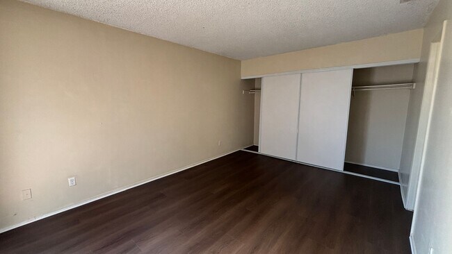 Building Photo - Two Bedroom, Two Bathroom Duplex in Centra...