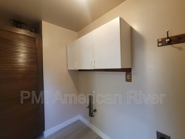 Building Photo - 625 Elizabeth St