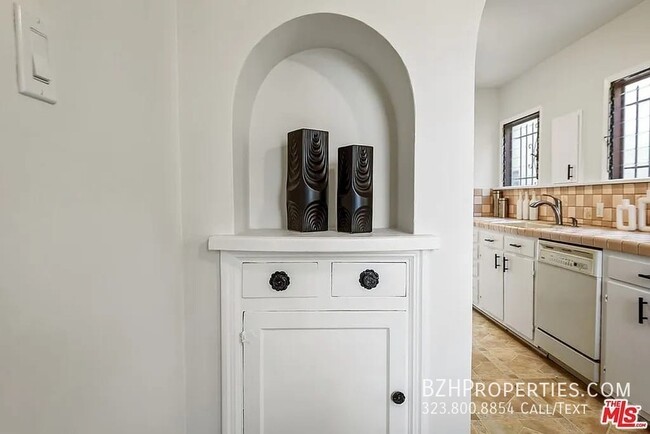 Building Photo - Charming Duplex in McCarthy Circle – Class...