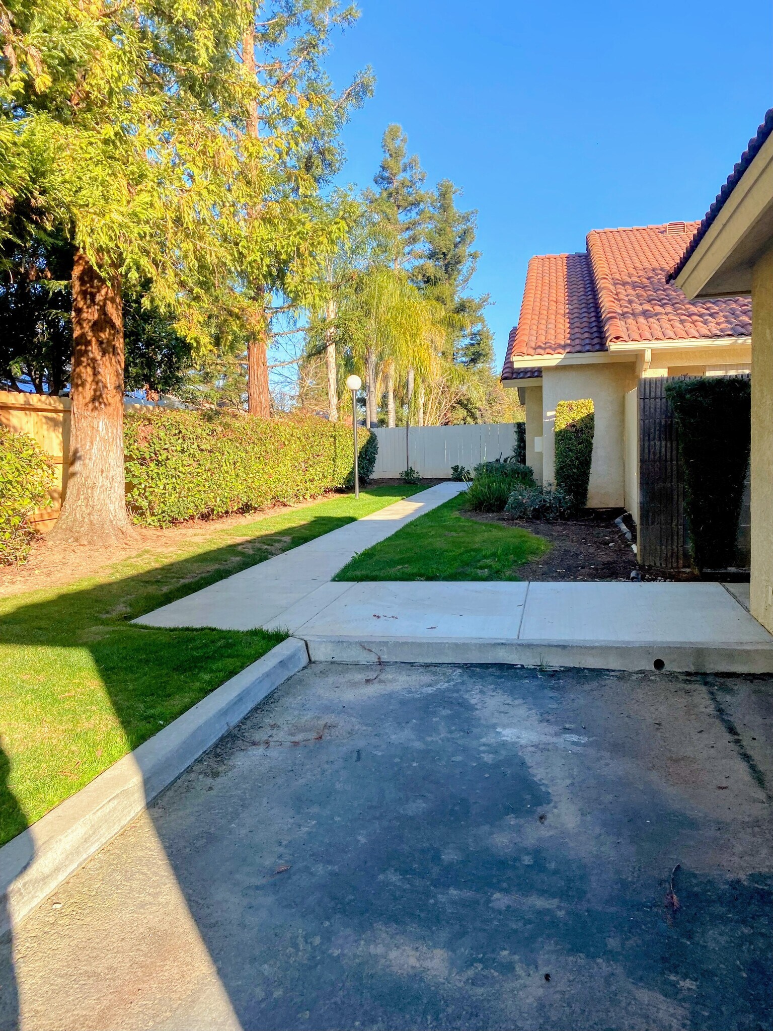 Building Photo - 1542 E Alluvial Ave