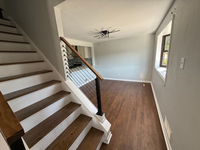 Building Photo - Luxury 3-Bedroom, 1-Bathroom House in Broo...