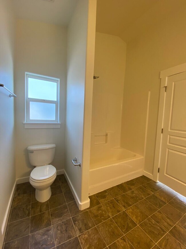 Building Photo - Beautiful 4-bedroom 2.5 bath home located ...