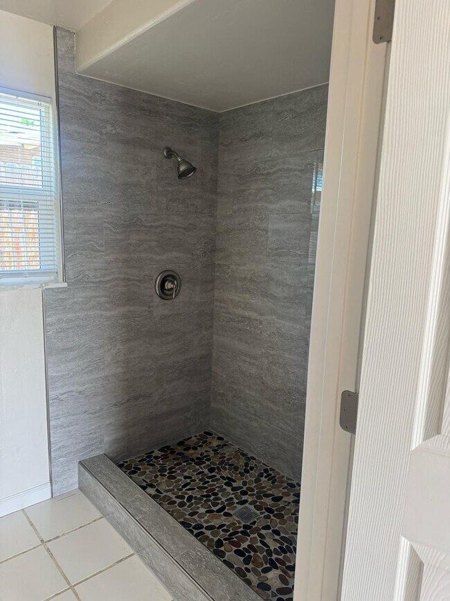 Building Photo - NE 4 bedroom home by Bakersfield College