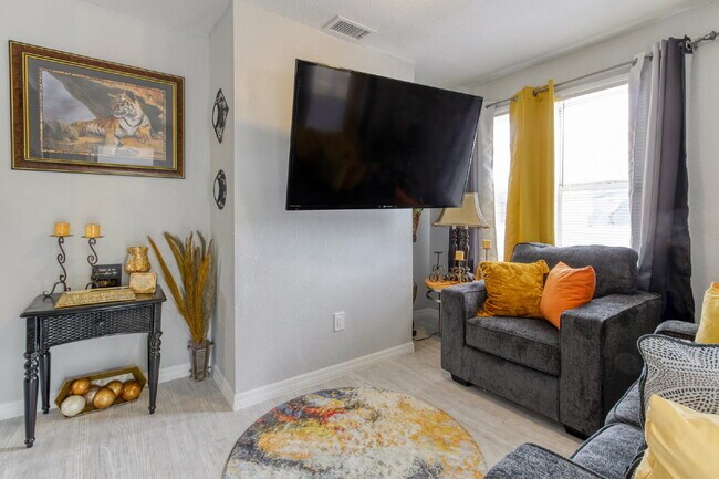 Building Photo - Beautifully Remodeled 3BR Duplex Near Parks, Schools & New Rec Center — Utilities Included. Secti...