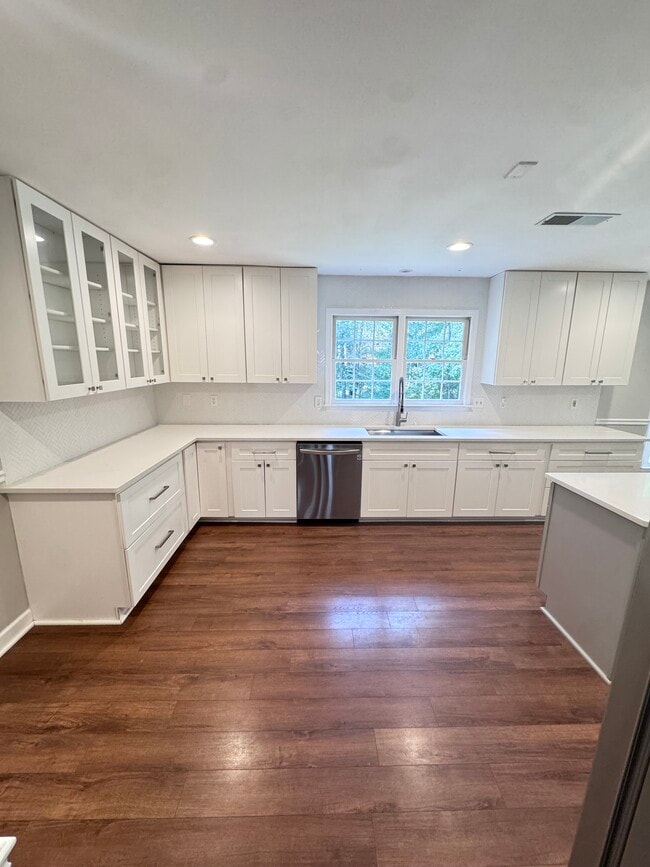 Building Photo - 1884 Dovonshire Rd S W