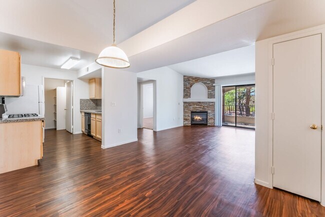 Building Photo - Gorgeous 3 Bedroom Seven Hills Condo For L...