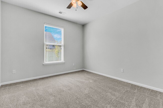 Building Photo - 5 Bedroom 3 Bath Home Located in Sophia Landing in Goose Creek