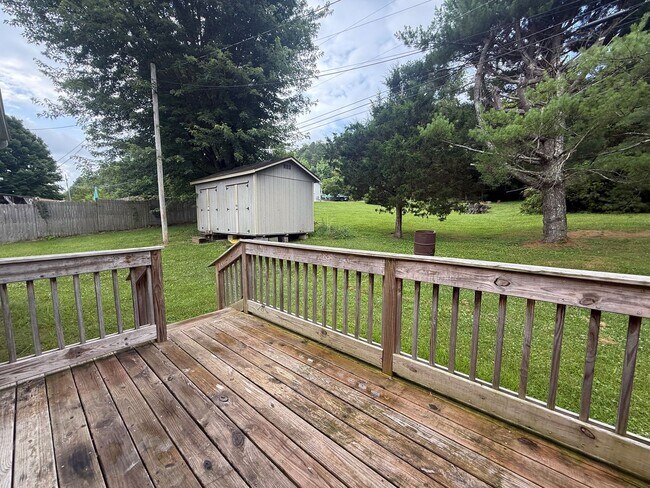 Building Photo - Newly Updated 2-Bedroom Apartment in Sparta with Lawn Care Included