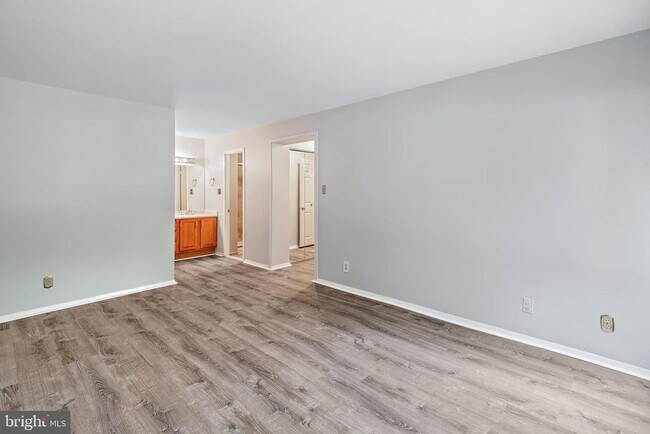 Building Photo - 11401 Commonwealth Dr