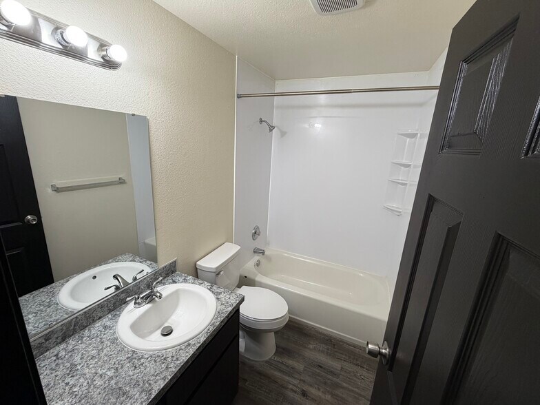 Building Photo - 1514 W 4th Ave