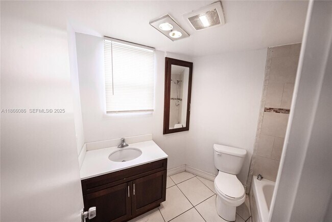 Building Photo - 1701 NE Miami Gardens Dr