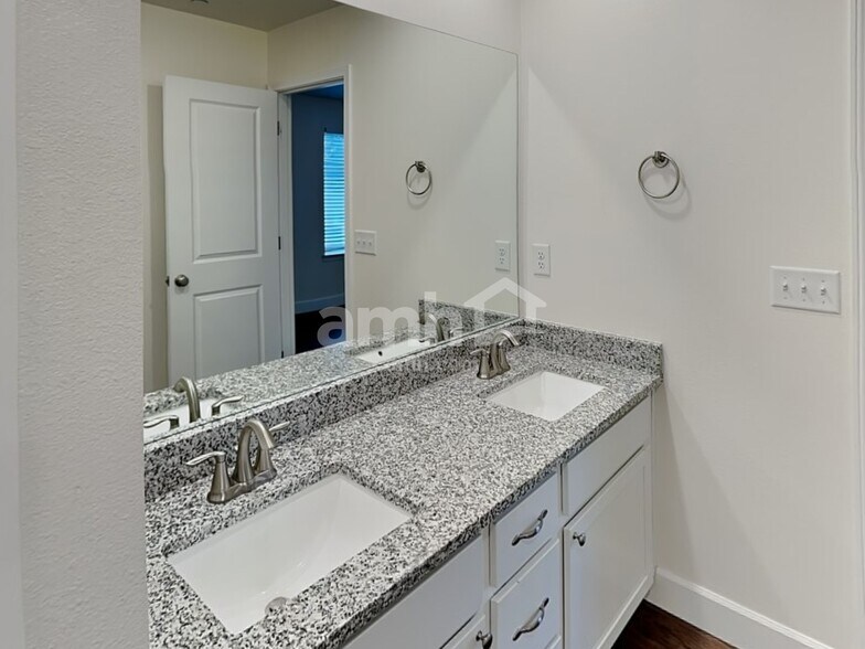 Building Photo - 10601 136th St Ct E