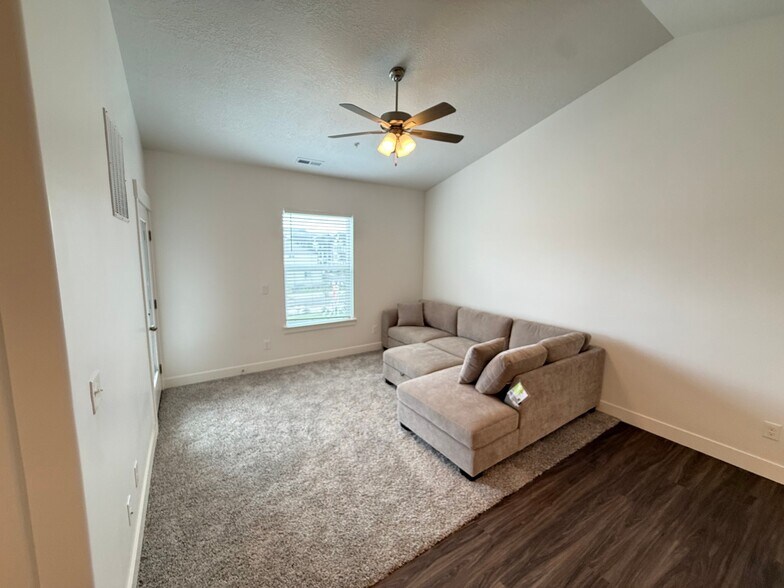 Building Photo - 6528 Skyline Lp Ln