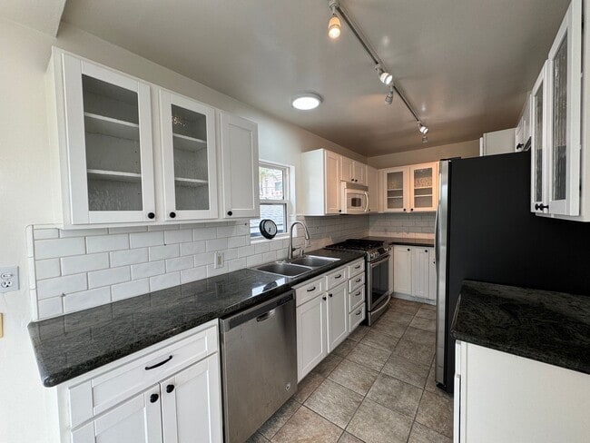 Building Photo - Stunning 2 Bedroom and 2 Bathroom Back House Available Now!