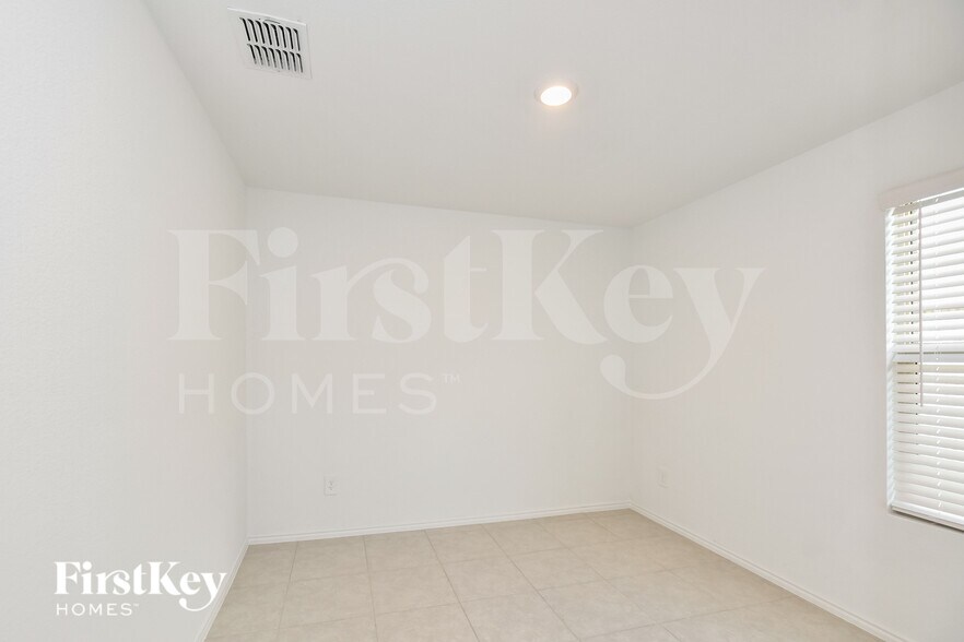 Building Photo - 1061 Crestview Dr