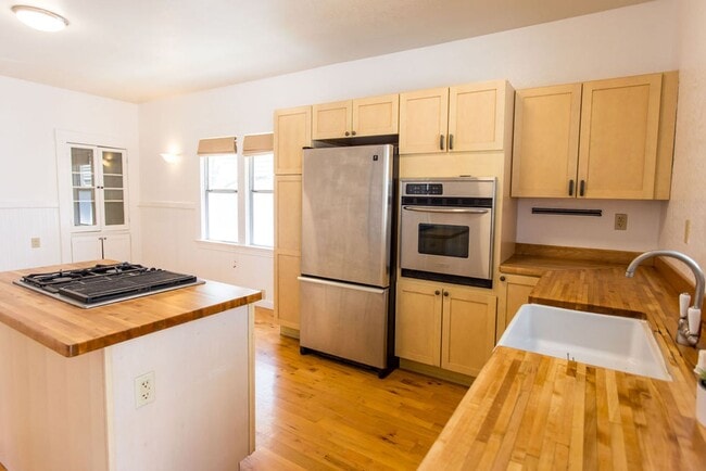 Building Photo - Charming 2 Bedroom House with Expansive Wo...