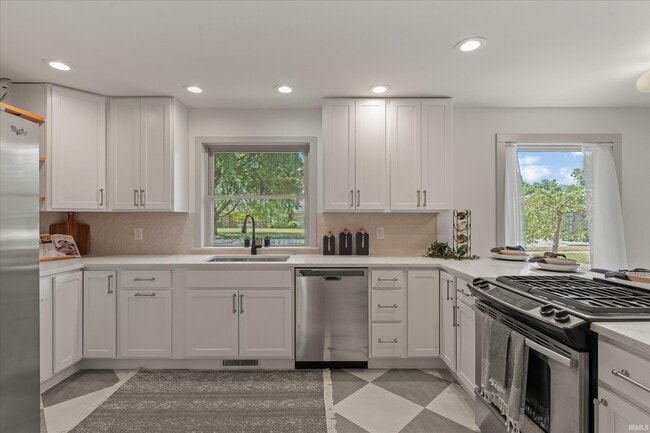 Building Photo - 2121 E Madison St