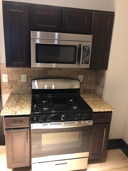 Kitchen - 886 Carpenter St
