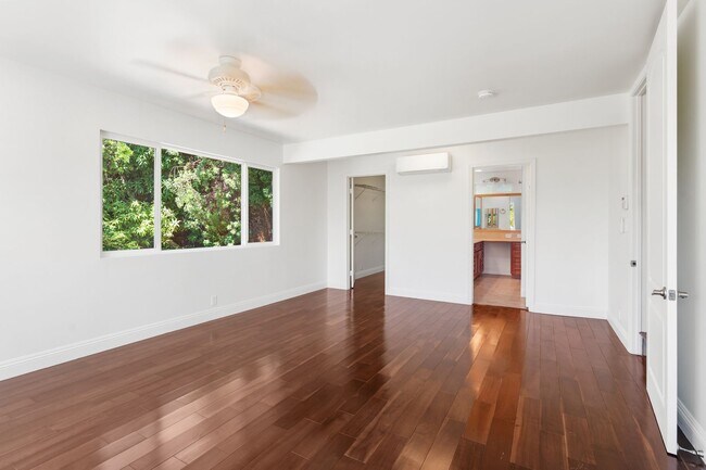 Building Photo - Kahala Home 5 bedroom 4 bath with Large Yard