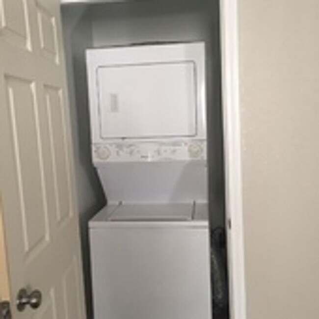 Building Photo - Pre Leasing for Fall 2026!!