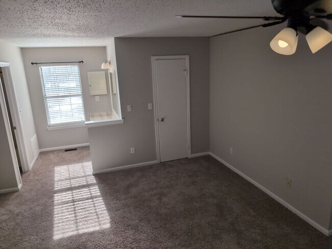 Building Photo - 725 Oleander Cir