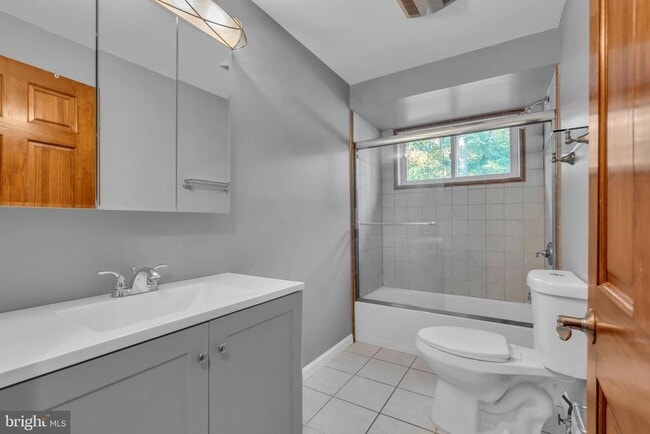 Building Photo - 165 Lakeview Dr S