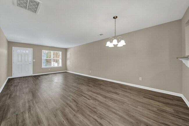 Building Photo - Lovely Two Bedroom Townhome With Bonus and...