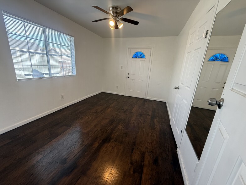 Building Photo - 1341 W 47th St