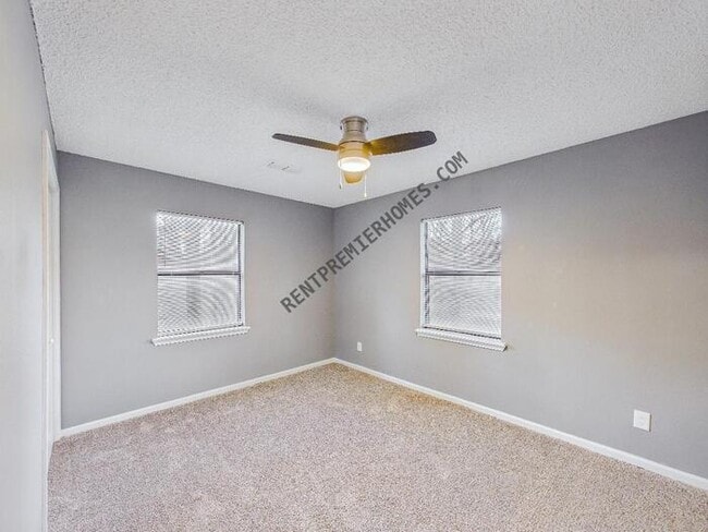 Building Photo - 4913 Foxrun Cir