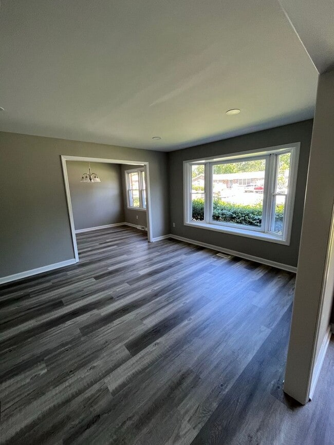 Building Photo - Available May 1st. Totally Remodeled 3 BR/2 BA