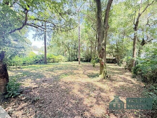 Building Photo - "Charming 3-Bed Oasis with Modern Comforts on Syracuse Street, Mobile!"  All approved application...