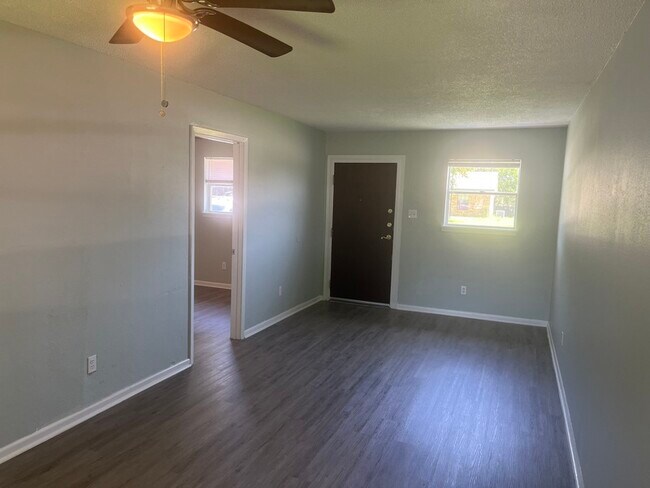 Building Photo - 214 E Reagan Ave