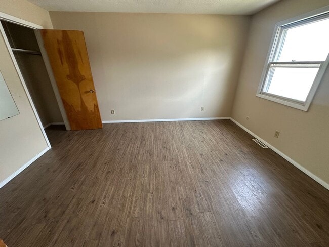 Building Photo - 706 Crescent Dr