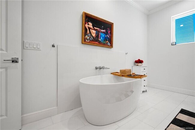 Building Photo - 521 SW Ocean Blvd