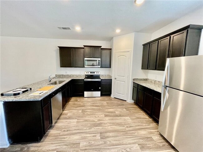 Building Photo - 126 Fox Glen Trl