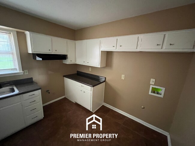 Building Photo - 3BR/1.5BA Memphis Rental with Tile Flooring, Brick Fireplace & Fenced Yard