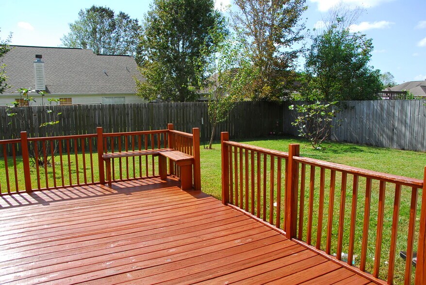 Building Photo - 17336 Meadowbrook Dr