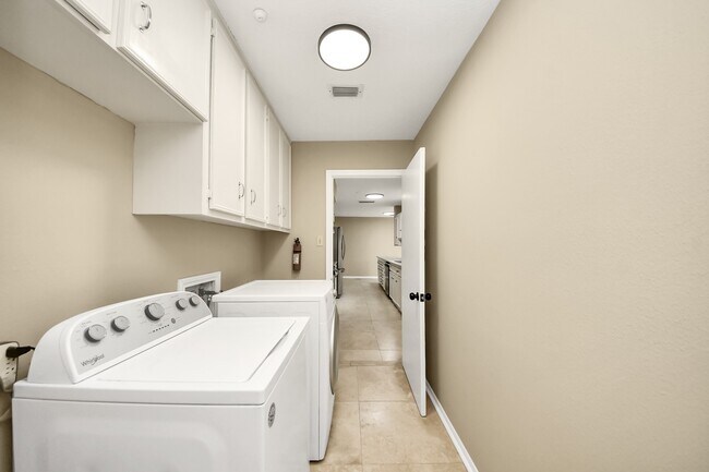 Building Photo - 5 Tiffany Square