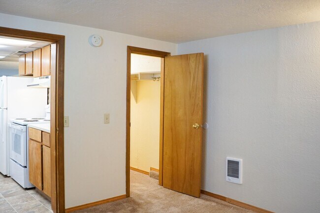 Building Photo - Great NW Location: Spacious 1 Bedroom Ready Soon!
