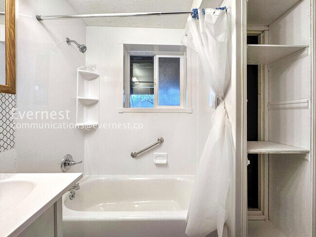 Building Photo - 3 Bed/2 Bath Home with Garage & Fenced Yard