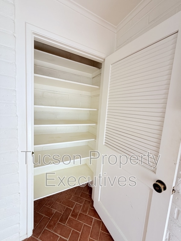 Building Photo - 629 W Las Lomitas Rd