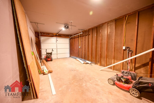 Building Photo - 2022 Terry Ln