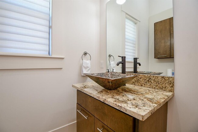 Building Photo - 3203 Blue Bonnet Blvd
